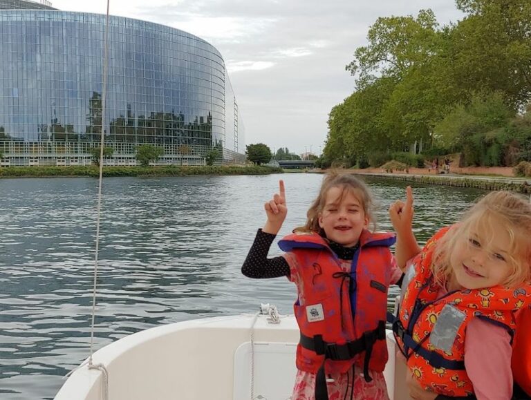 Mit Captain Brezel in Strassburg auf dem Boot zum EU-Parlament fahren