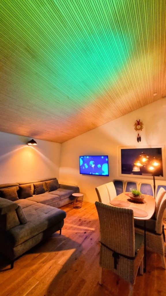 Wohnzimmer mit grünem Decken-Ambilight